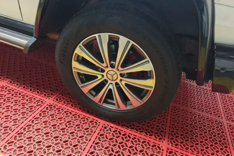 Used Mercedes-Benz G-Class  Right Front Wheel Hub