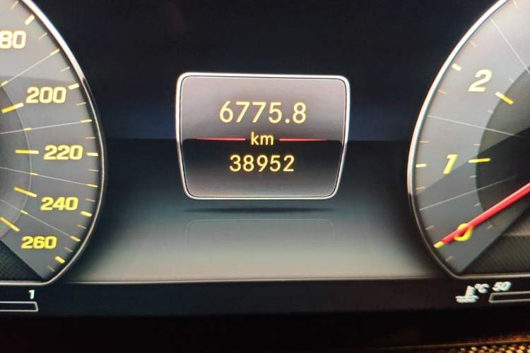 Used Mercedes-Benz G-Class 2021 G 500 Odometer Close Up
