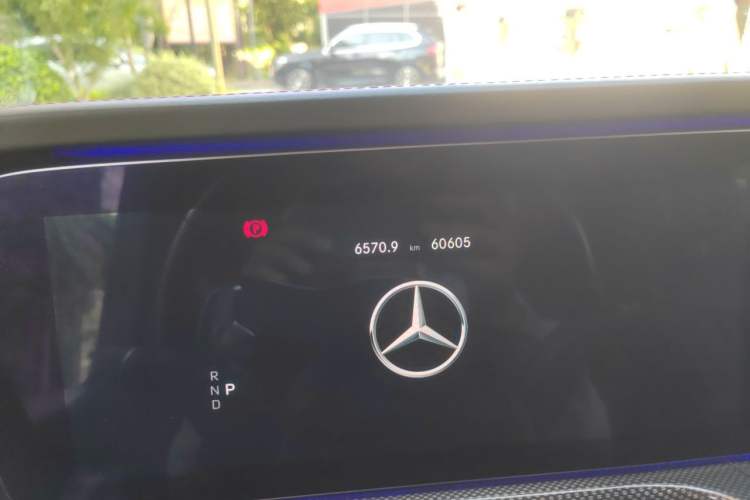 Used Mercedes-Benz G-Class 2022 G 500 Odometer Close Up