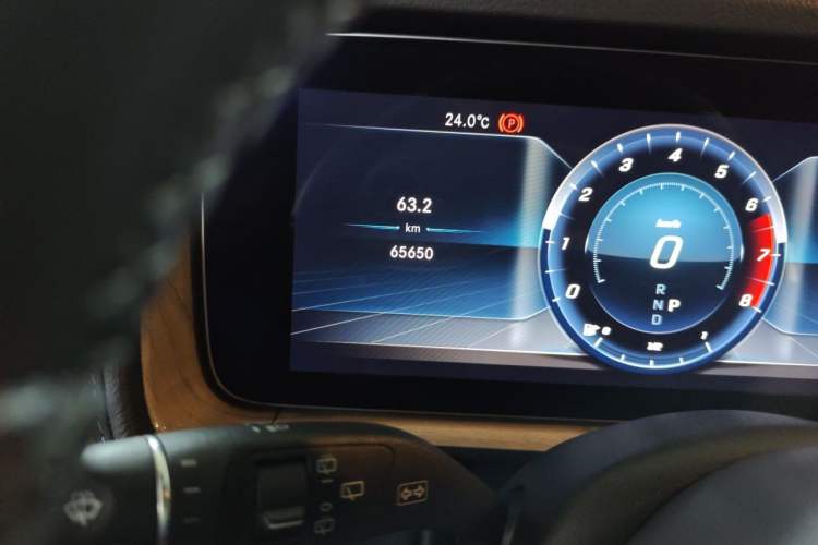 Used Mercedes-Benz G-Class 2022 G 500 Odometer Close Up