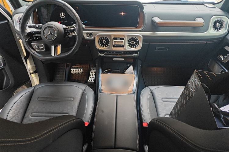 Used Mercedes-Benz G-Class 2025 G 500 Center Console