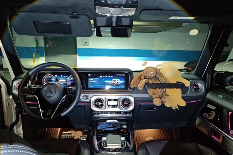 Used Mercedes-Benz G-Class 2025 G 500 Center Console