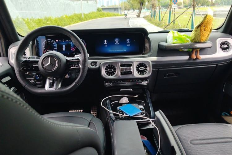 Used Mercedes-Benz G-Class 2025 G 500 Center Console