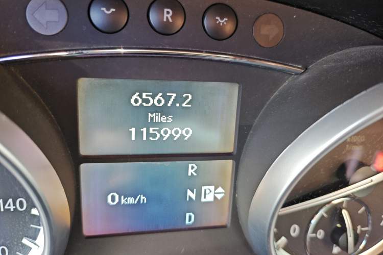 Used Mercedes-Benz GL-Class 2008 GL 550 4MATIC Odometer Close Up