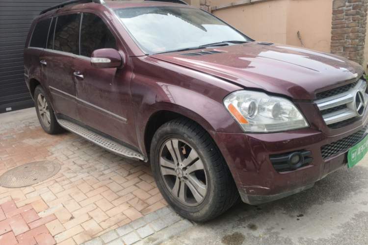 Used Mercedes-Benz GL-Class  Front Right 45 Deg