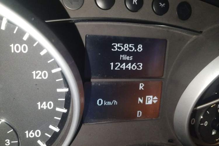 Used Mercedes-Benz GL-Class  Odometer Close Up