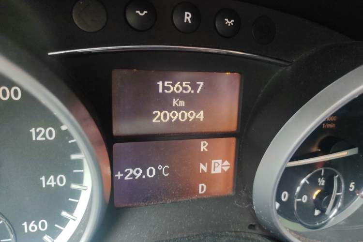 Used Mercedes-Benz GL-Class  Odometer Close Up
