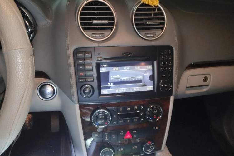 Used Mercedes-Benz GL-Class 2011 GL 450 4MATIC Prestige Edition Audio And AC Panel