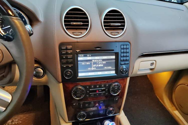 Used Mercedes-Benz GL-Class 2011 GL 450 4MATIC Prestige Edition Audio And AC Panel