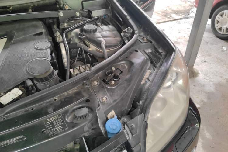 Used Mercedes-Benz GL-Class  Engine Bay Left