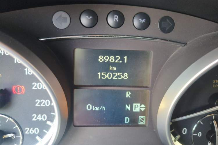 Used Mercedes-Benz GL-Class 2011 GL 450 Prestige Grand Edition Odometer Close Up