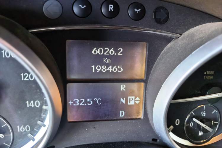 Used Mercedes-Benz GL-Class  Odometer Close Up