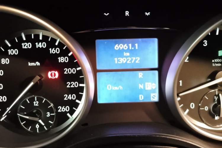 Used Mercedes-Benz GL-Class 2011 GL 450 Prestige Grand Edition Odometer Close Up