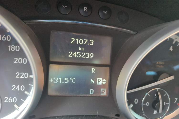 Used Mercedes-Benz GL-Class 2011 GL 450 Prestige Grand Edition Odometer Close Up