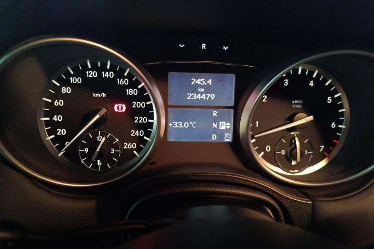 Used Mercedes-Benz GL-Class 2011 GL 450 Prestige Grand Edition Odometer Close Up