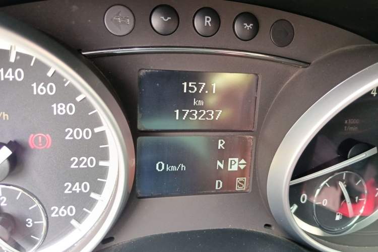 Used Mercedes-Benz GL-Class 2011 GL 450 Prestige Grand Edition Odometer Close Up