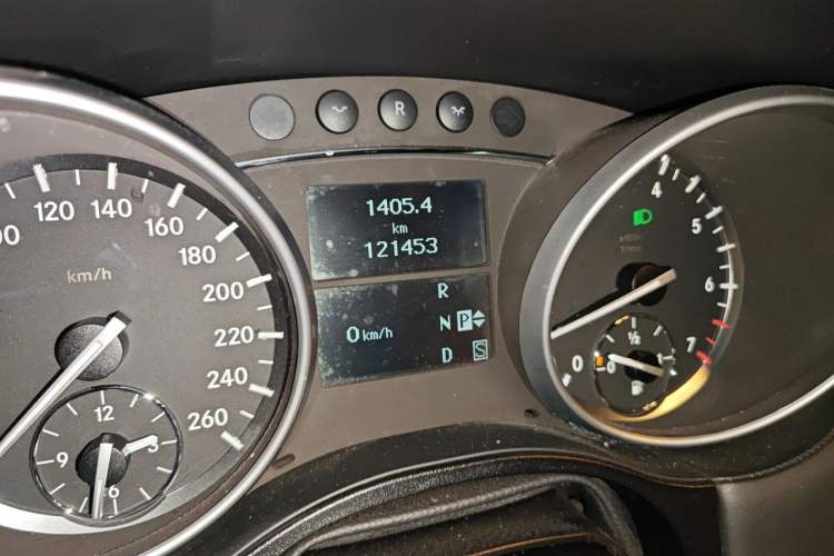 Used Mercedes-Benz GL-Class 2011 GL 450 Prestige Grand Edition Odometer Close Up