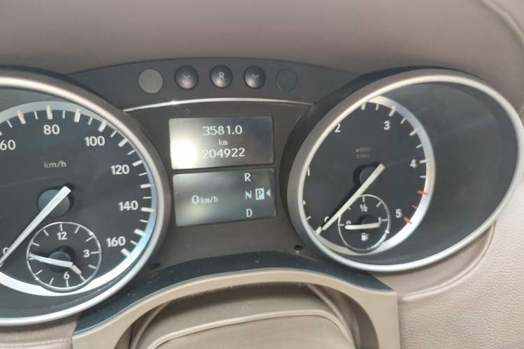 Used Mercedes-Benz GL-Class  Odometer Close Up