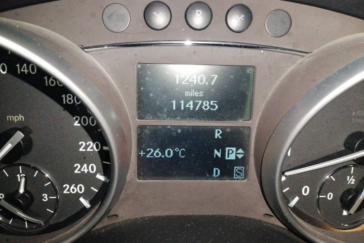 Used Mercedes-Benz GL-Class 2011 GL 450 Prestige Grand Edition Odometer Close Up