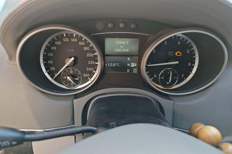 Used Mercedes-Benz GL-Class 2011 GL 450 4MATIC Prestige Edition Odometer Close Up
