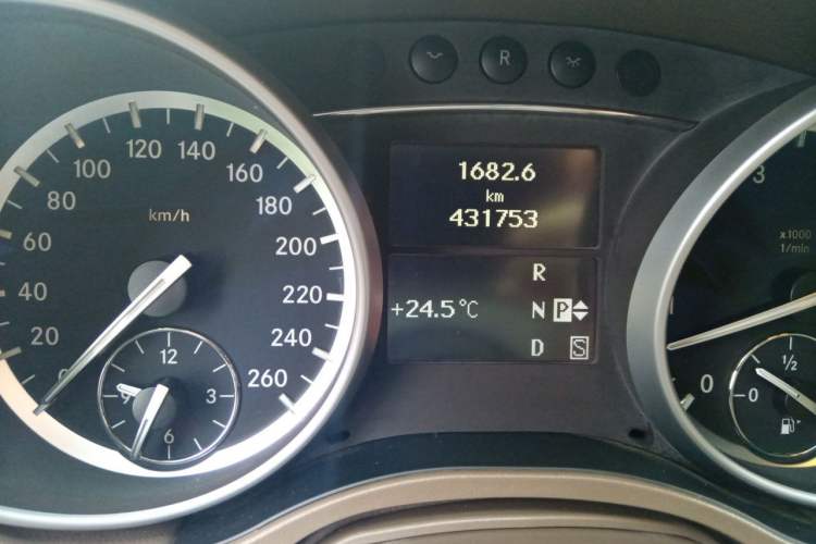 Used Mercedes-Benz GL-Class 2011 GL 450 Prestige Grand Edition Odometer Close Up
