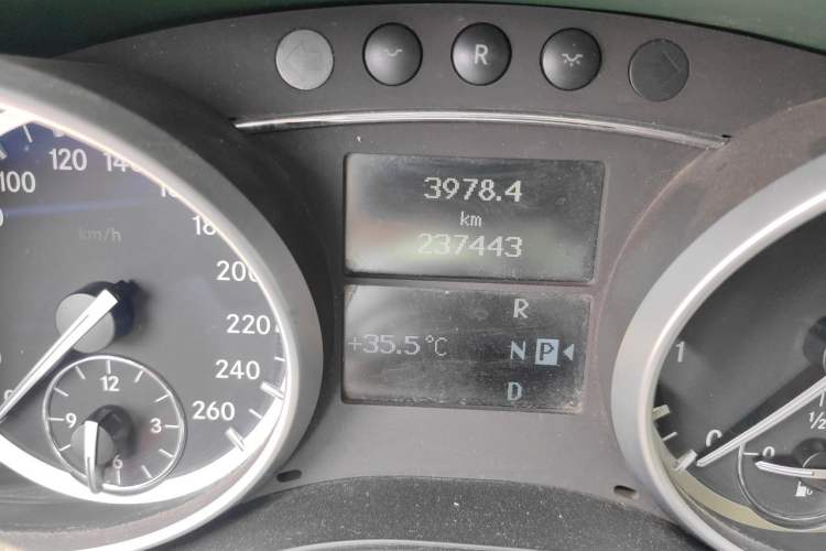 Used Mercedes-Benz GL-Class 2011 GL 450 4MATIC Prestige Edition Odometer Close Up