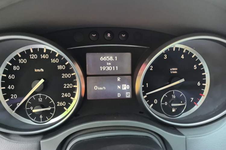 Used Mercedes-Benz GL-Class 2011 GL 450 Prestige Grand Edition Odometer Close Up
