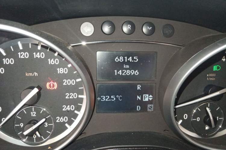 Used Mercedes-Benz GL-Class 2011 GL 450 Prestige Grand Edition Odometer Close Up