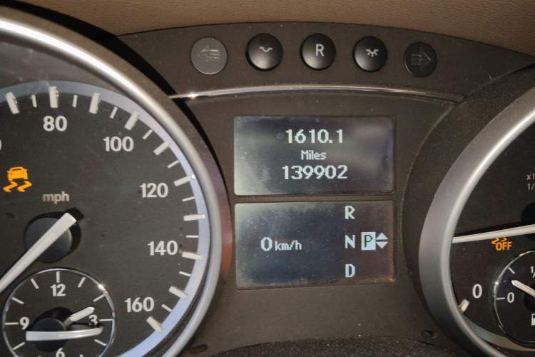 Used Mercedes-Benz GL-Class  Odometer Close Up