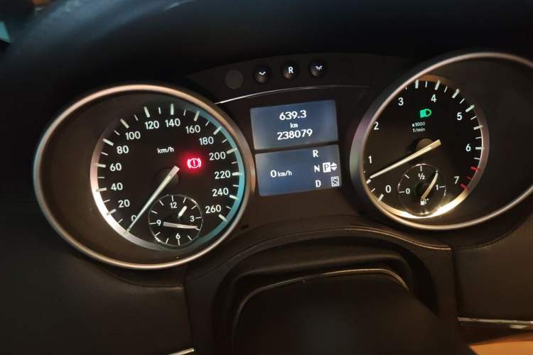 Used Mercedes-Benz GL-Class 2011 GL 450 4MATIC Prestige Edition Odometer Close Up