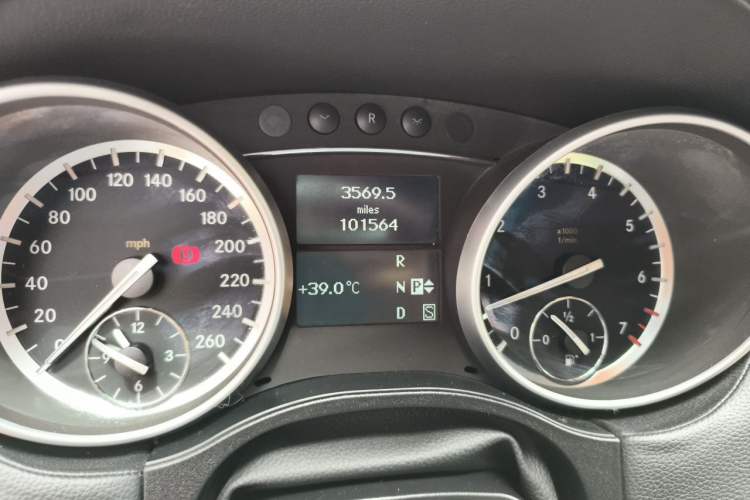 Used Mercedes-Benz GL-Class 2011 GL 450 4MATIC Prestige Edition Odometer Close Up