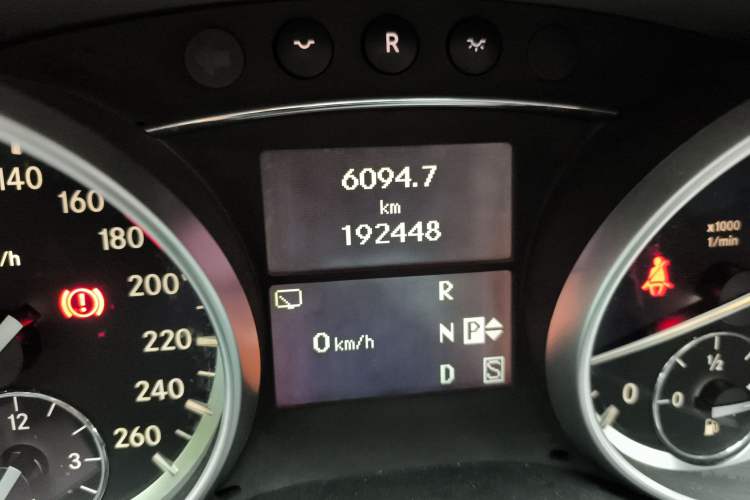 Used Mercedes-Benz GL-Class 2011 GL 450 Prestige Grand Edition Odometer Close Up