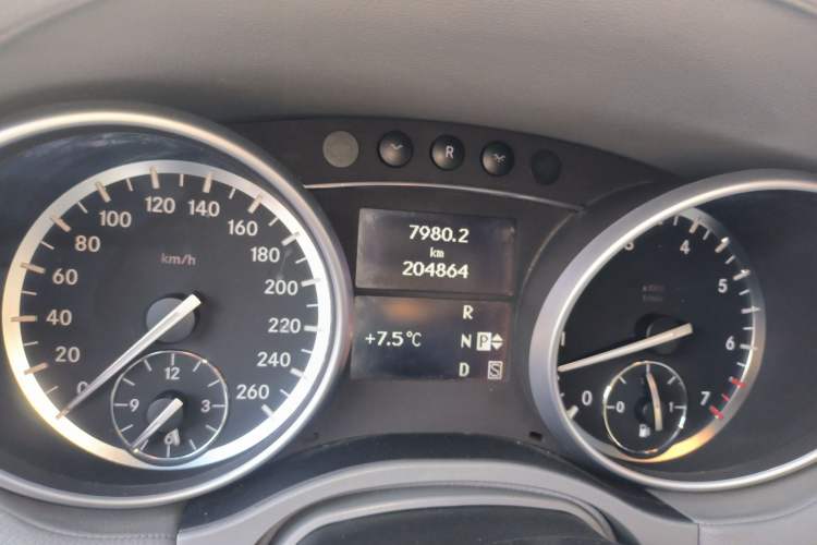 Used Mercedes-Benz GL-Class 2011 GL 450 4MATIC Prestige Edition Odometer Close Up