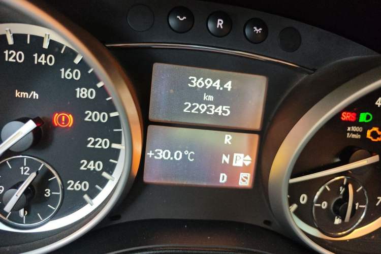 Used Mercedes-Benz GL-Class 2011 GL 450 4MATIC Prestige Edition Odometer Close Up