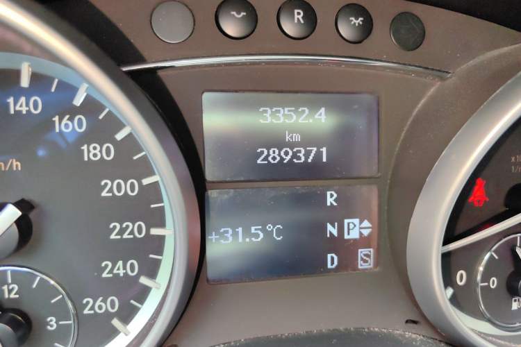 Used Mercedes-Benz GL-Class 2011 GL 450 Prestige Grand Edition Odometer Close Up