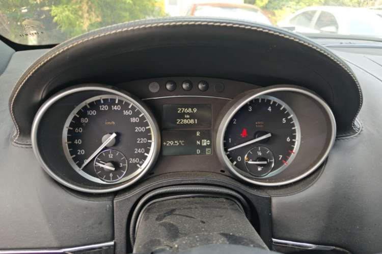 Used Mercedes-Benz GL-Class 2011 GL 450 4MATIC Prestige Edition Odometer Close Up