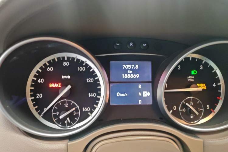 Used Mercedes-Benz GL-Class  Odometer Close Up