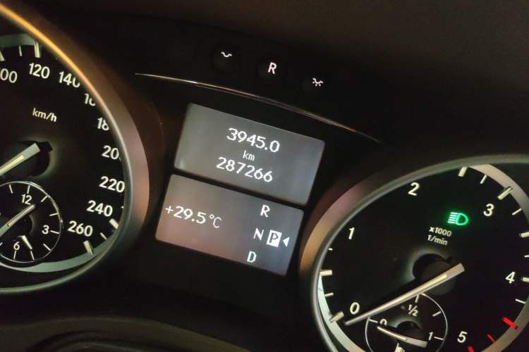 Used Mercedes-Benz GL-Class  Odometer Close Up