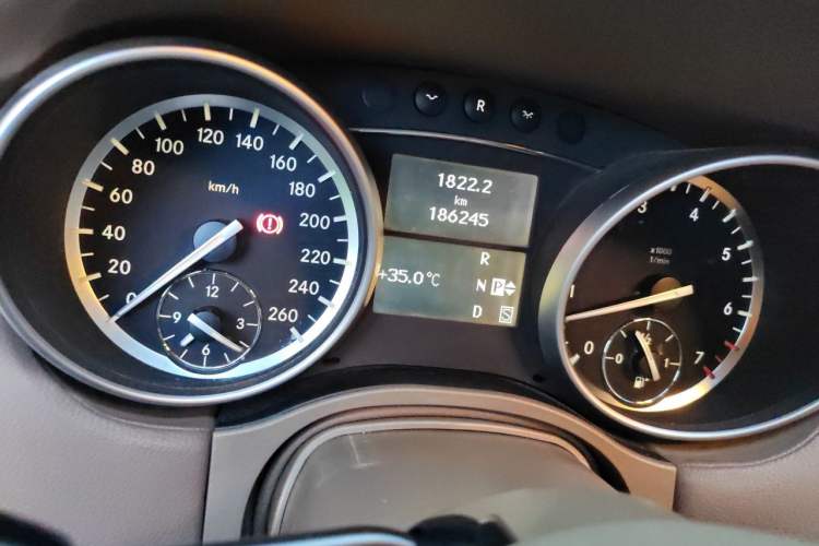 Used Mercedes-Benz GL-Class 2011 GL 450 4MATIC Prestige Edition Odometer Close Up