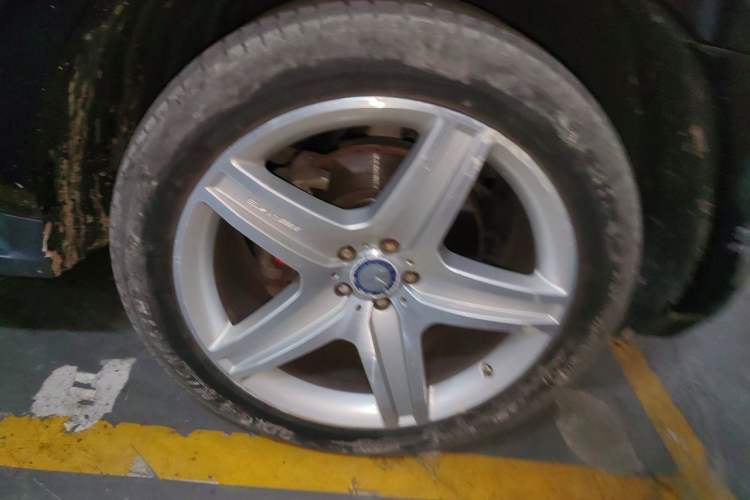 Used Mercedes-Benz GL-Class  Right Front Wheel Hub