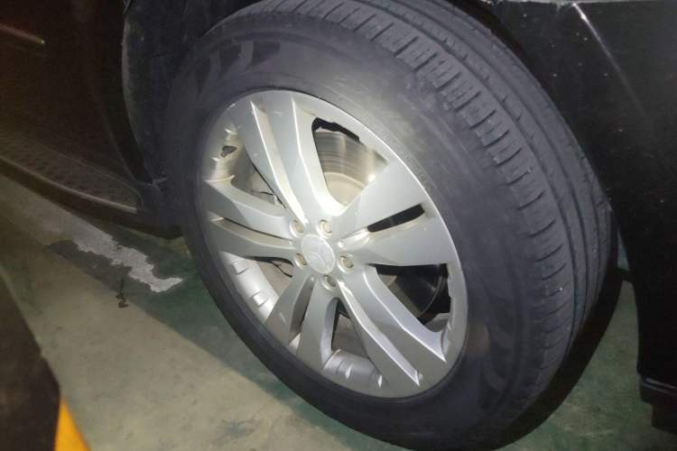 Used Mercedes-Benz GL-Class 2011 GL 450 4MATIC Prestige Edition Right Front Wheel Hub