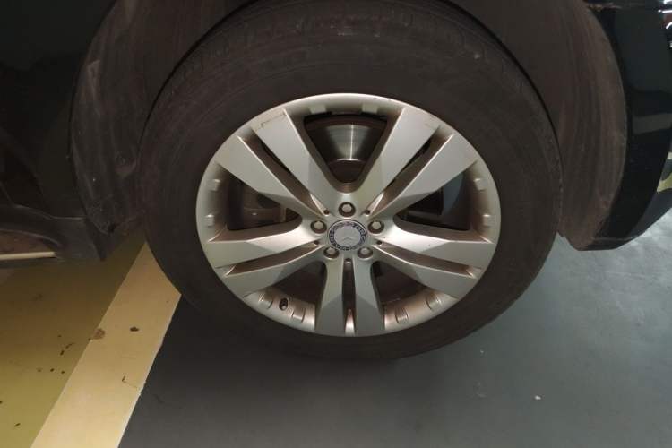 Used Mercedes-Benz GL-Class 2011 GL 450 4MATIC Prestige Edition Right Front Wheel Hub