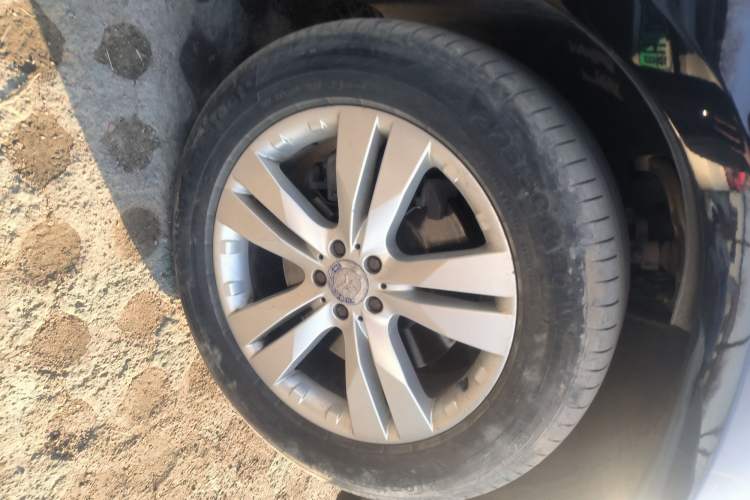 Used Mercedes-Benz GL-Class 2011 GL 450 4MATIC Prestige Edition Right Front Wheel Hub