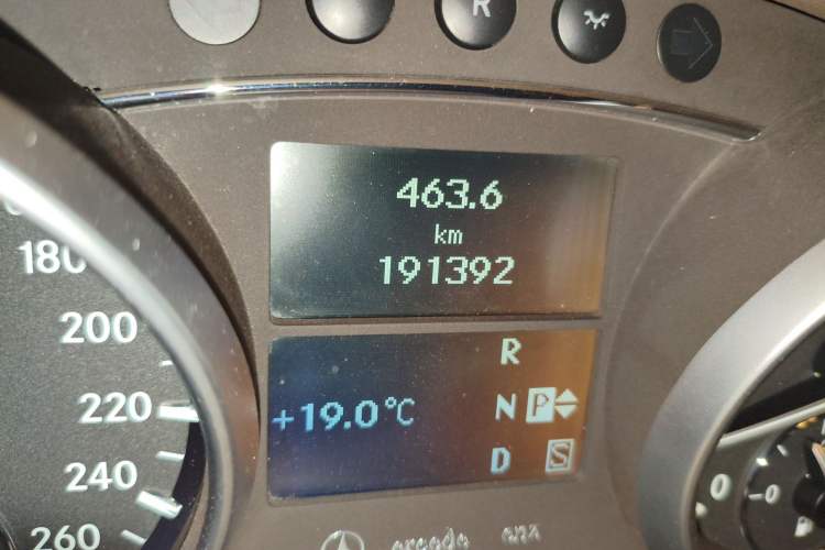 Used Mercedes-Benz GL-Class 2011 GL 450 4MATIC Prestige Edition Odometer Close Up