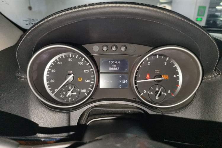 Used Mercedes-Benz GL-Class  Odometer Close Up