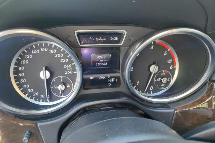 Used Mercedes-Benz GL-Class  Odometer Close Up