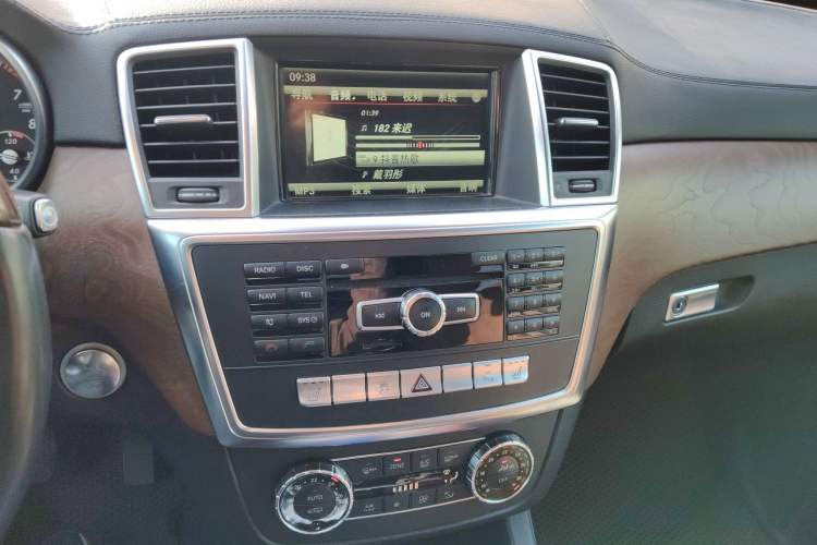 Used Mercedes-Benz GL-Class 2013 GL 500 4MATIC Audio And AC Panel