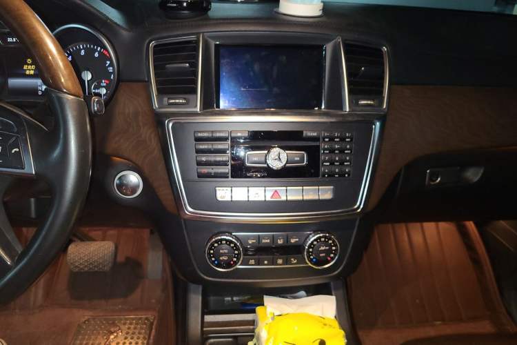 Used Mercedes-Benz GL-Class 2013 GL 500 4MATIC Audio And AC Panel