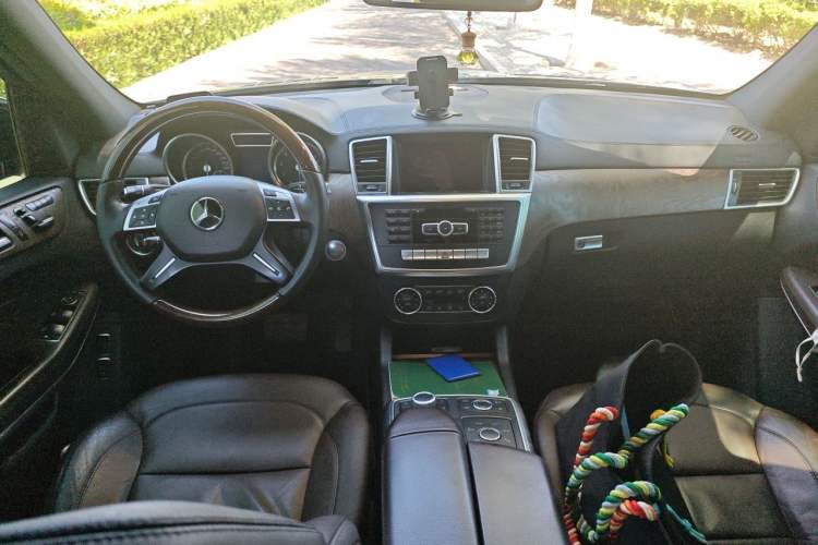 Used Mercedes-Benz GL-Class 2013 GL 500 4MATIC Center Console