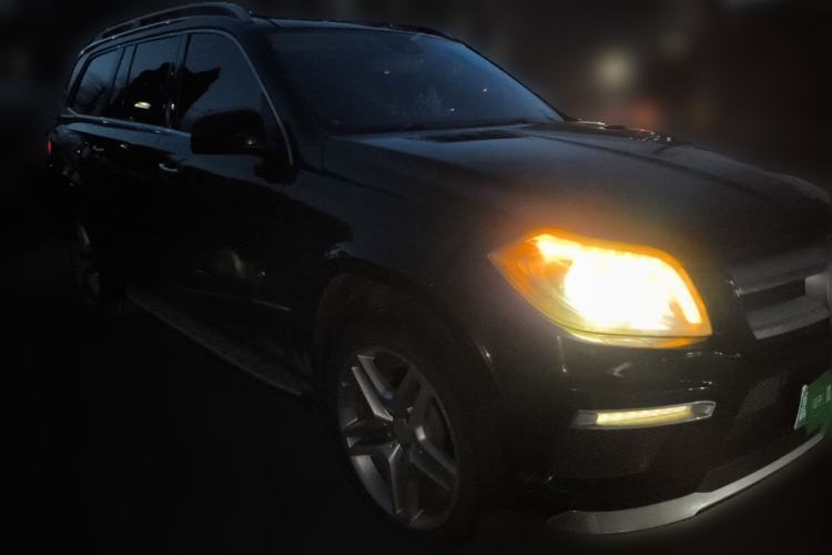 Used Mercedes-Benz GL-Class  Front Right 45 Deg